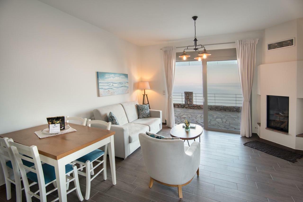 Bay View Guesthouses Каламата Экстерьер фото